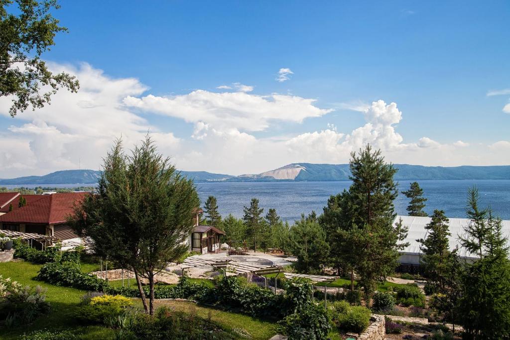 トリヤッチにあるパーク ホテルの家並木のある湖の眺め