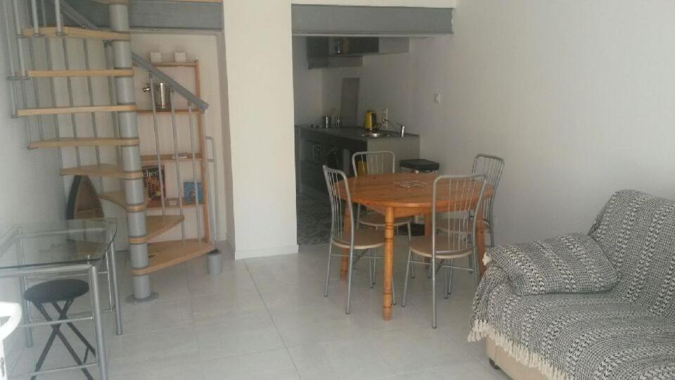 une pièce avec une table, des chaises et un canapé dans l'établissement 7 rue des sables, à Les Sables-dʼOlonne