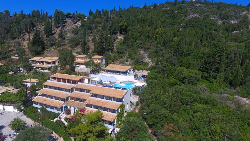 una vista aérea de un complejo en las montañas en Odyssey Hotel en Áyios Nikítas