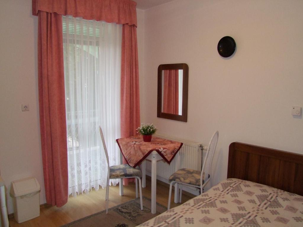 Postel nebo postele na pokoji v ubytování Rajna Apartmanház