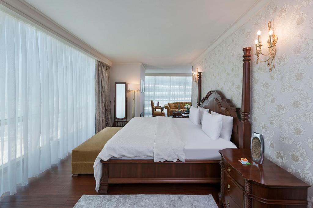 Elite World Istanbul Taksim - Suite With Queen Size Bed