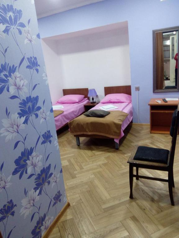 Postel nebo postele na pokoji v ubytování Tbilisi Downtown Guest House