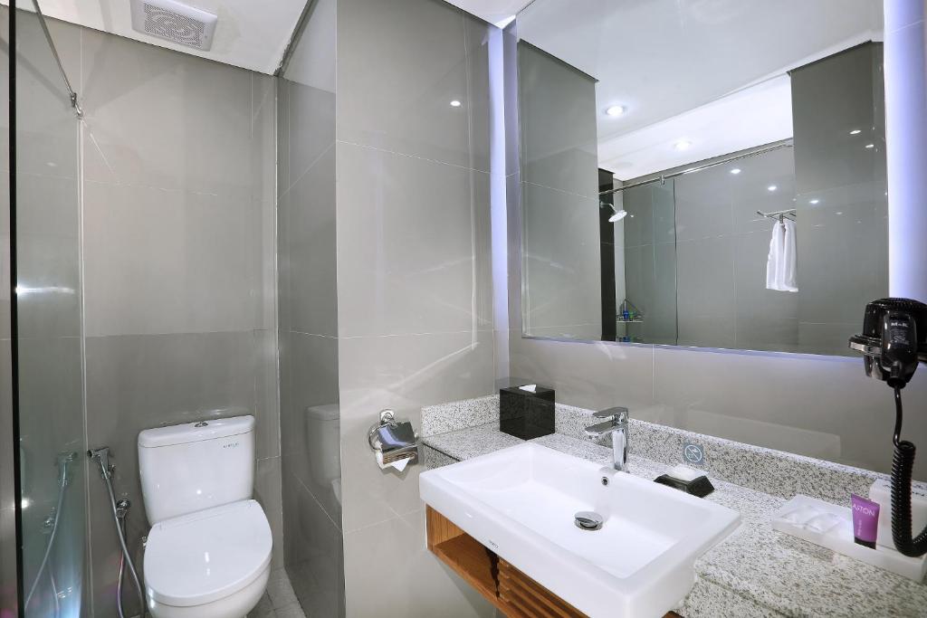 Koupelna v ubytování Aston Inn Batu