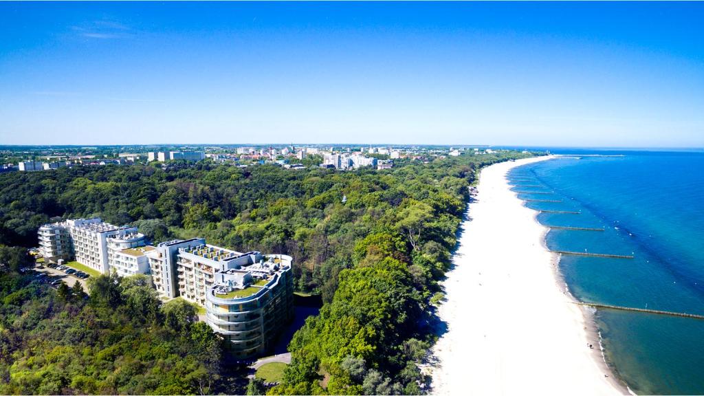 una vista aérea de la playa y del océano en Diune Hotel by Zdrojowa, en Kołobrzeg