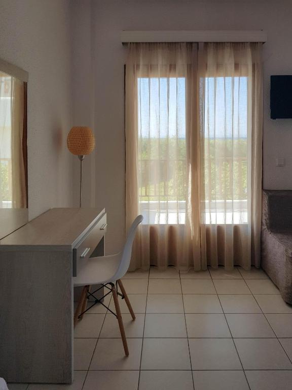 TV a/nebo společenská místnost v ubytování Alkinoos Beach Hotel