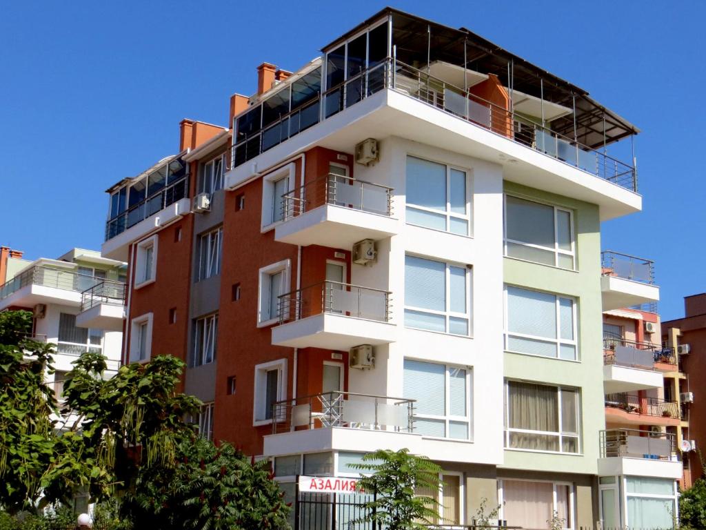 un edificio de apartamentos con balcones en la parte superior en Apartments in Azalia 2 Complex, en Nesebar