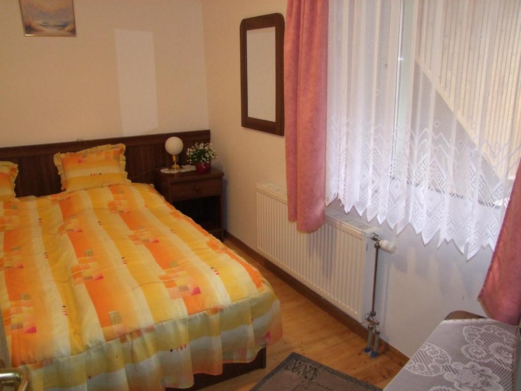 Postel nebo postele na pokoji v ubytování Rajna Apartmanház