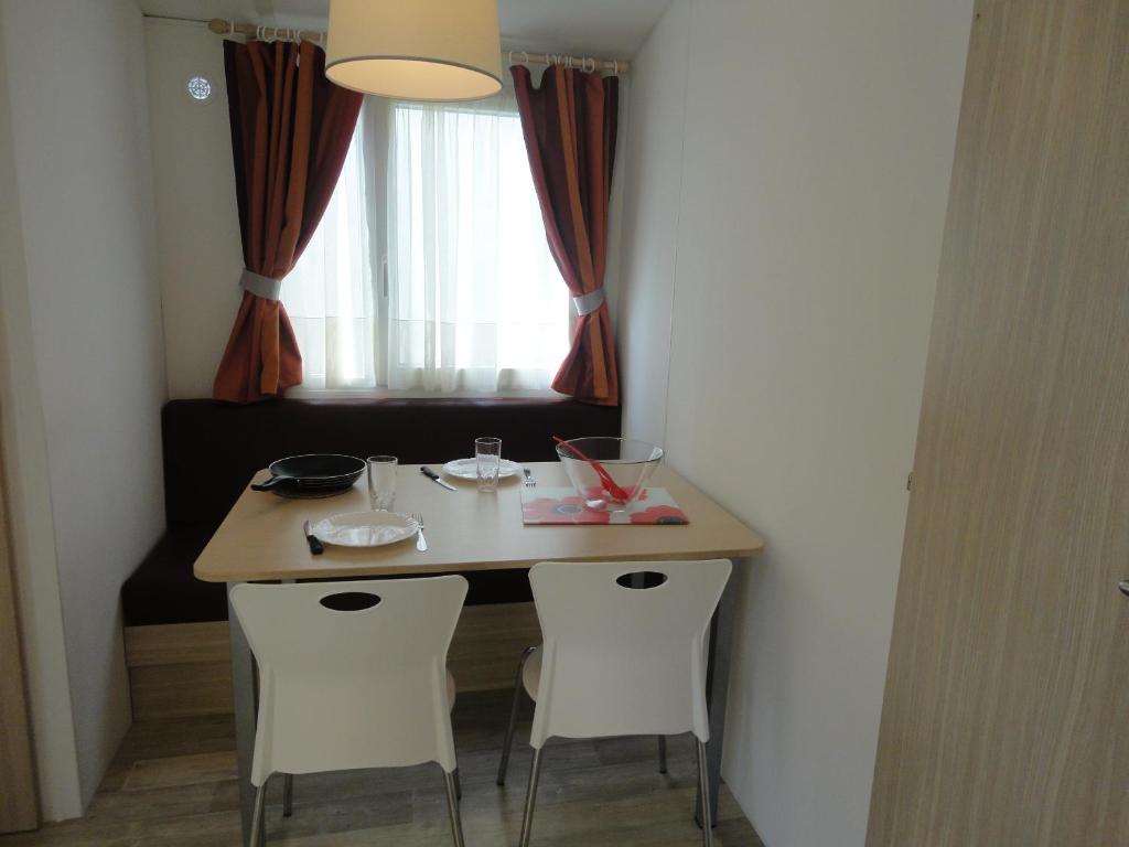 Camping les Acacias - Two-Bedroom Mobile Home (4 Adults)