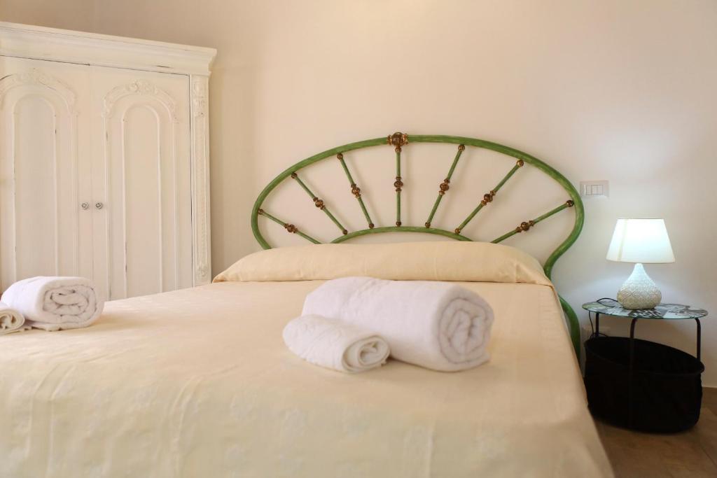 ein Schlafzimmer mit einem Bett mit Handtüchern darauf in der Unterkunft loft Pasquale in Cefalú