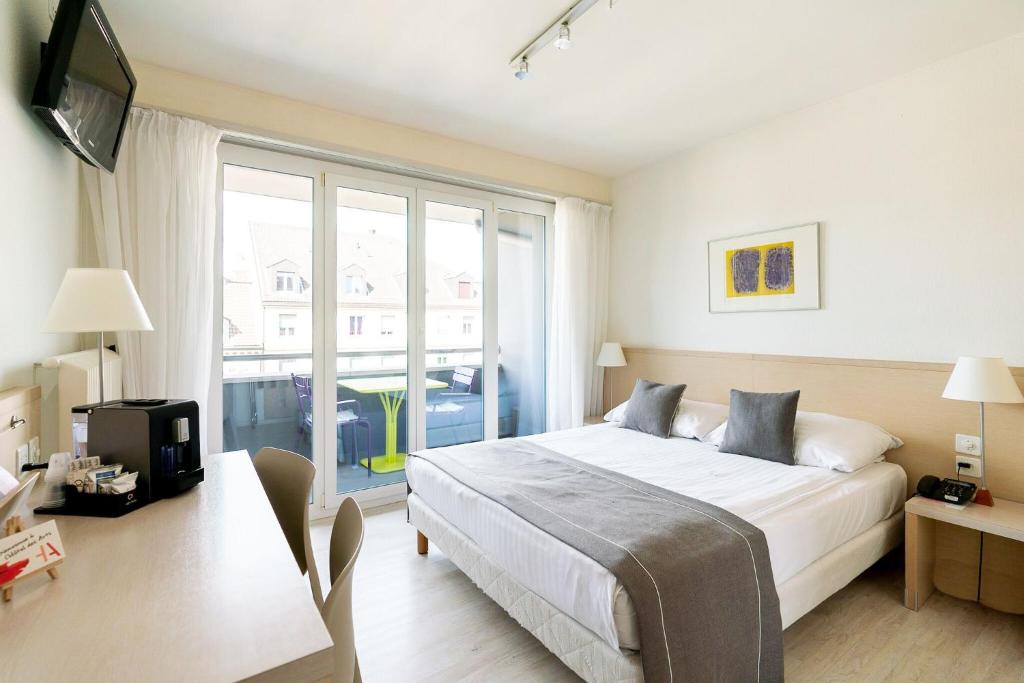 Postel nebo postele na pokoji v ubytování Hôtel Des Arts