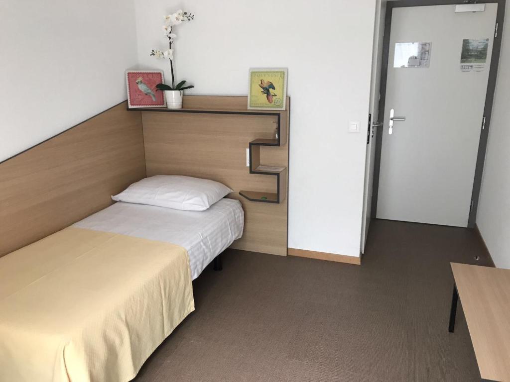 Uma cama ou camas num quarto em Le Cénacle