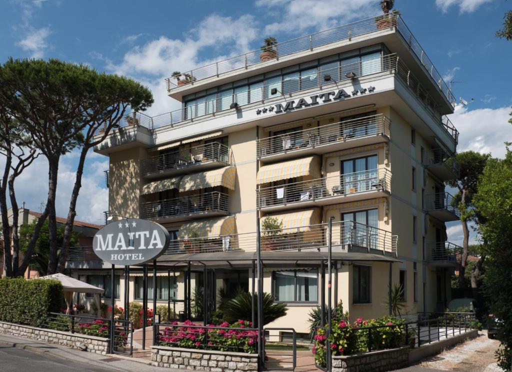 un edificio con una señal delante de él en Hotel Maita, en Lido di Camaiore