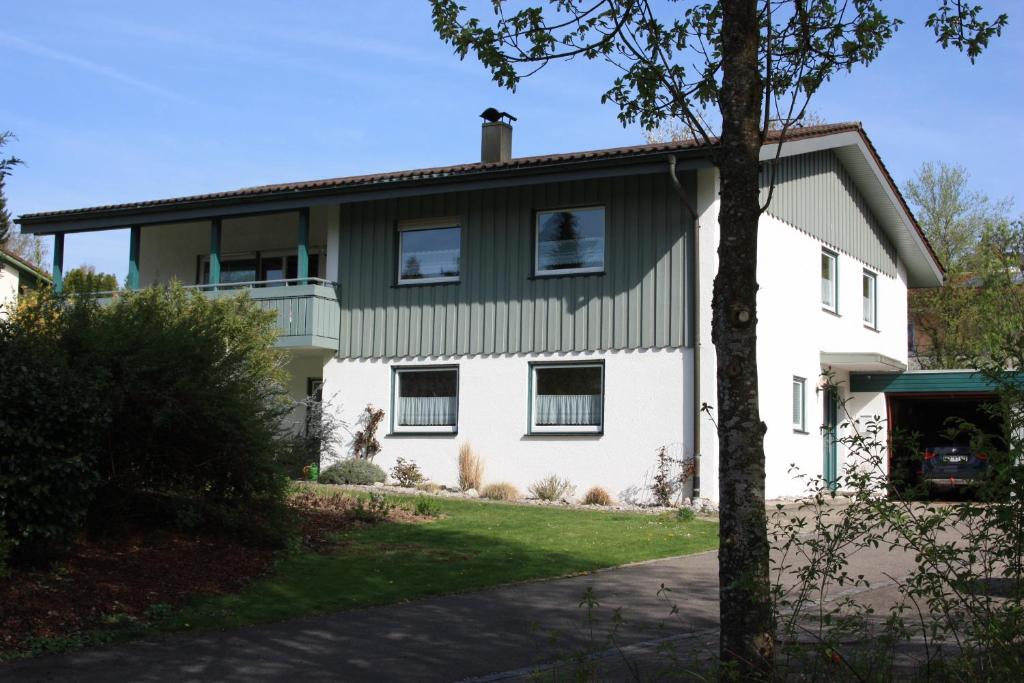 ロイトキルヒ・イム・アルゴイにあるhelles Appartement im Allgäuの白家