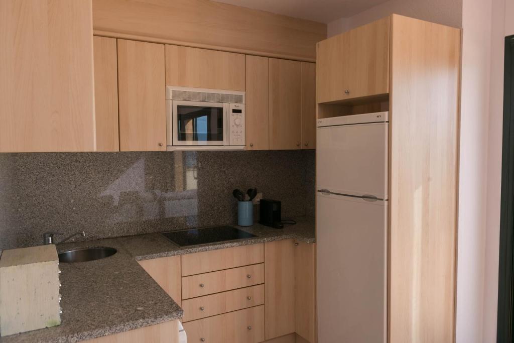 Kuchyň nebo kuchyňský kout v ubytování 2 bedroom apartment close to the center of Begur. Terrace and panoramic sea views (Ref:H41)