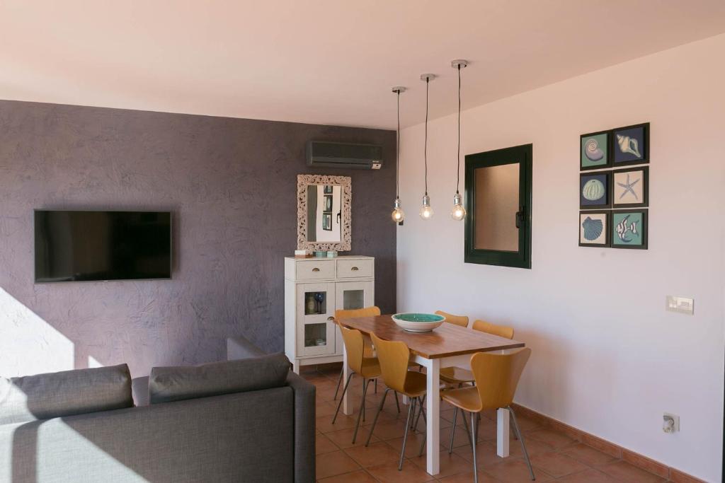 TV a/nebo společenská místnost v ubytování 2 bedroom apartment close to the center of Begur. Terrace and panoramic sea views (Ref:H41)