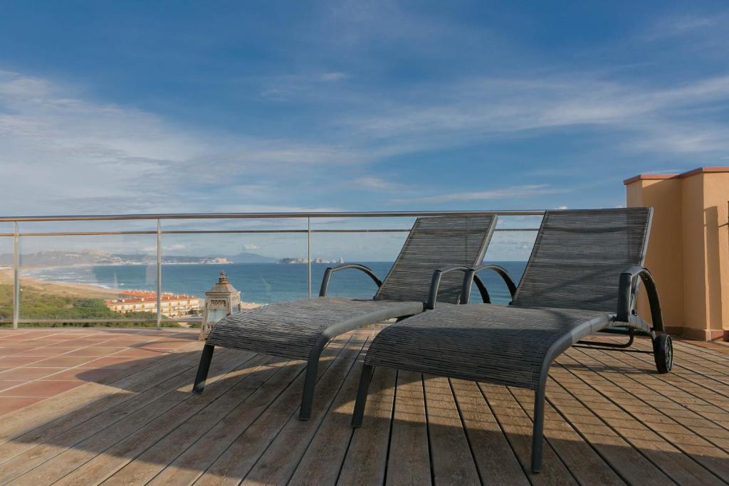 ein Paar Stühle auf einer Terrasse mit Meerblick in der Unterkunft 2 bedroom apartment in Sa Punta, Begur- Sea views, terrace, pool and access to the beach (Ref:H29) in Begur