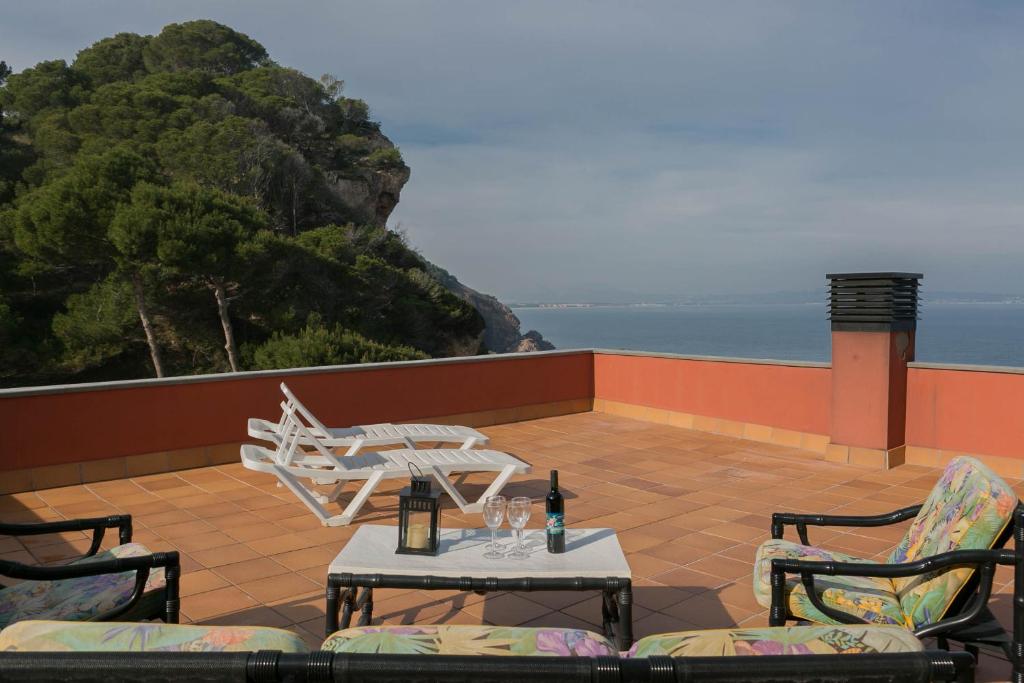 ベグールにある3 bedroom apartment in Aiguafreda, Begur. Terrace, panoramic views, pool. (Ref:H23)の海を望むパティオ(テーブル、椅子付)