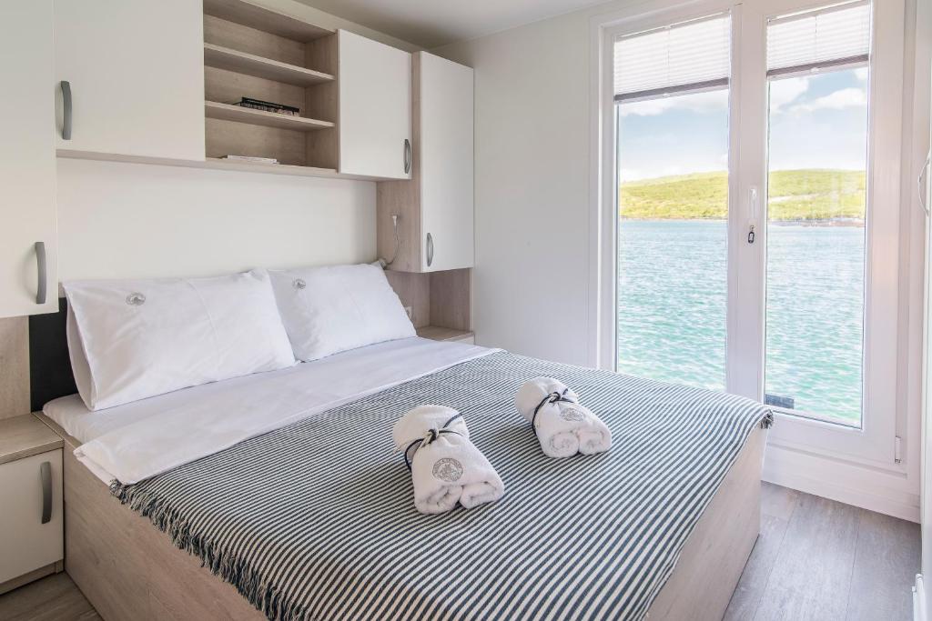 Posteľ alebo postele v izbe v ubytovaní Floating Holiday Home