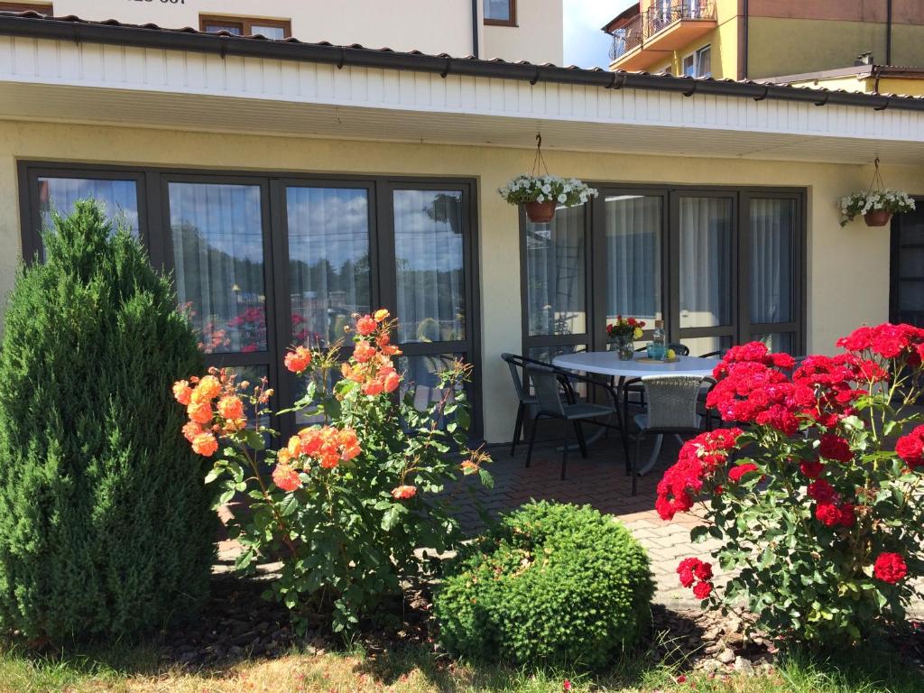 dom z patio ze stołem i kwiatami w obiekcie Centuria Domek Letniskowy we Władysławowie