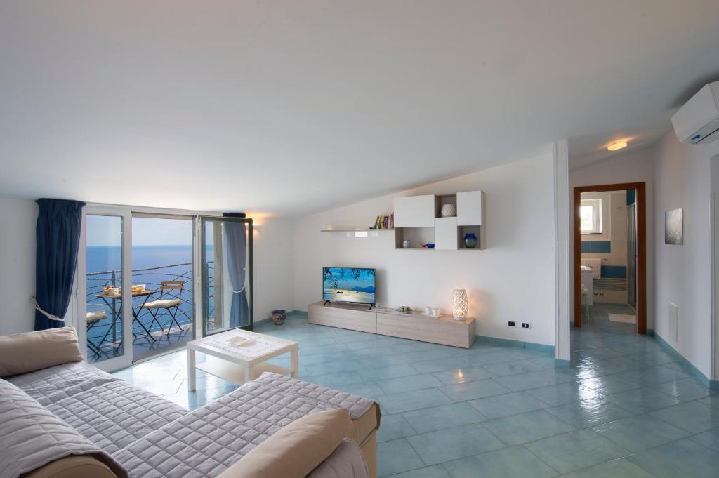 Televízia a/alebo spoločenská miestnosť v ubytovaní amalfi coast mareblu