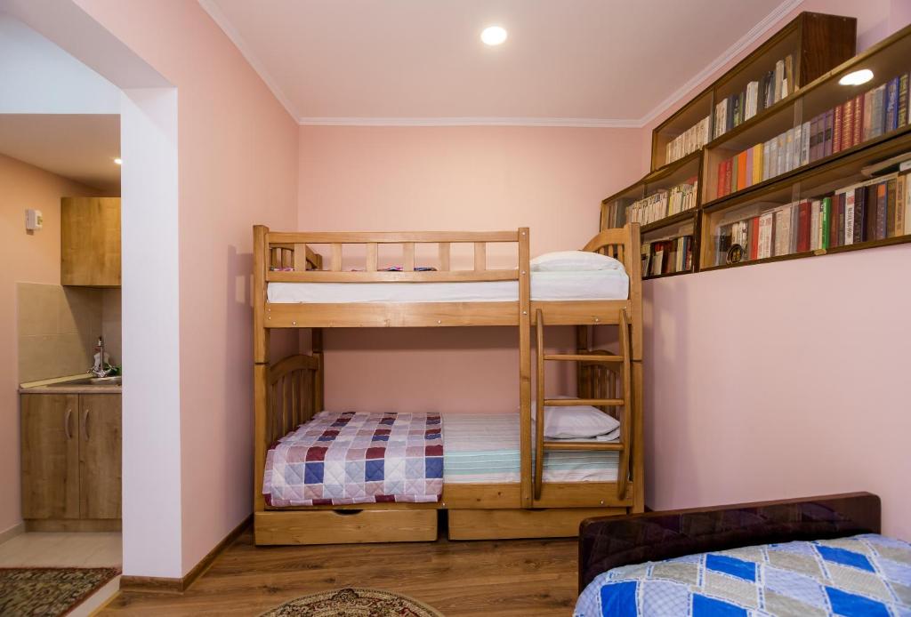 Postel nebo postele na pokoji v ubytování Anzori House