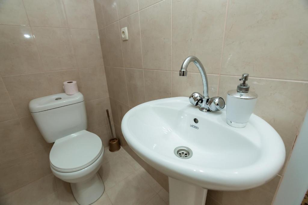 Koupelna v ubytování Anzori House