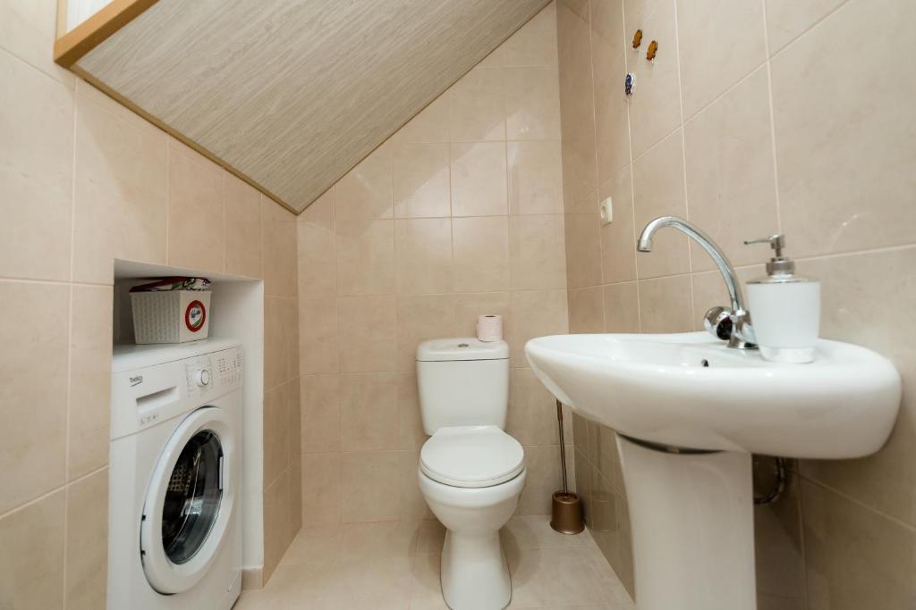 Koupelna v ubytování Anzori House