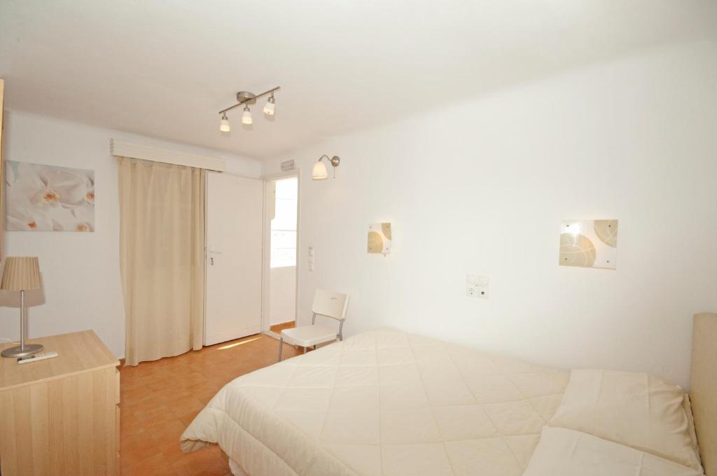 Postel nebo postele na pokoji v ubytování Karboni Hotel