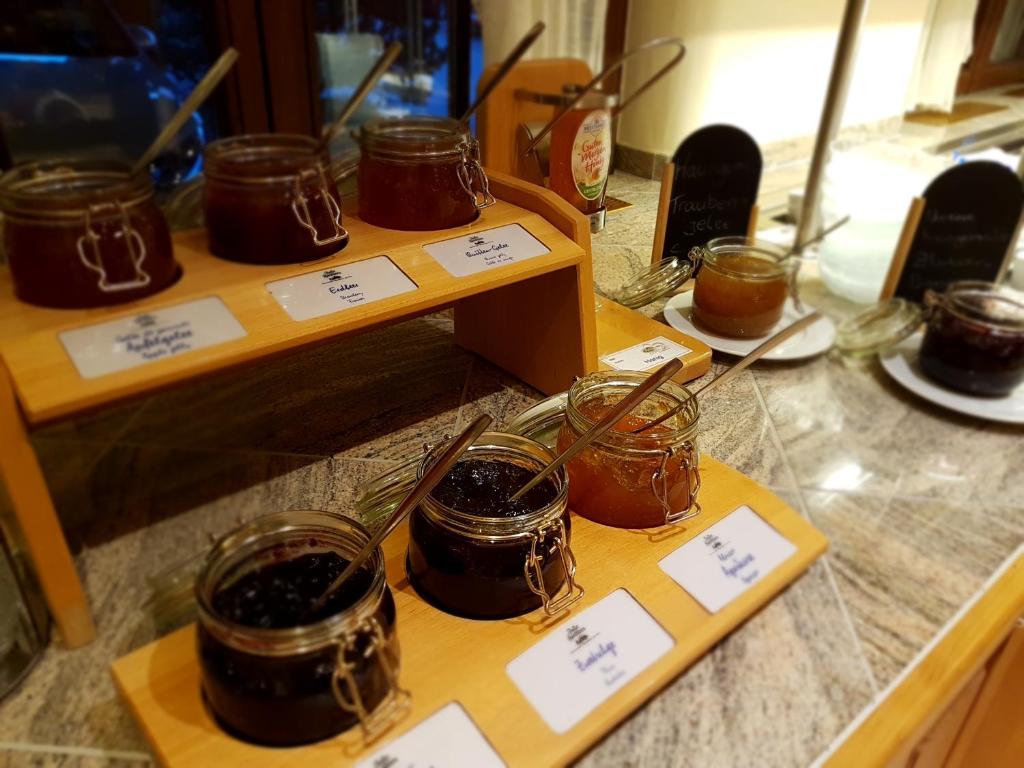 Příslušenství pro přípravu čaje a kávy v ubytování Silberkönig Schwarzwald Hotel & Restaurant Ringhotel