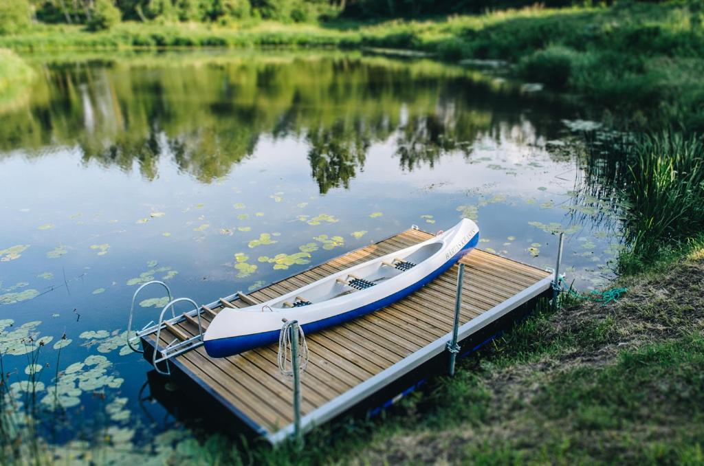 Výhled na řeku, která protéká v blízkosti luxury tent