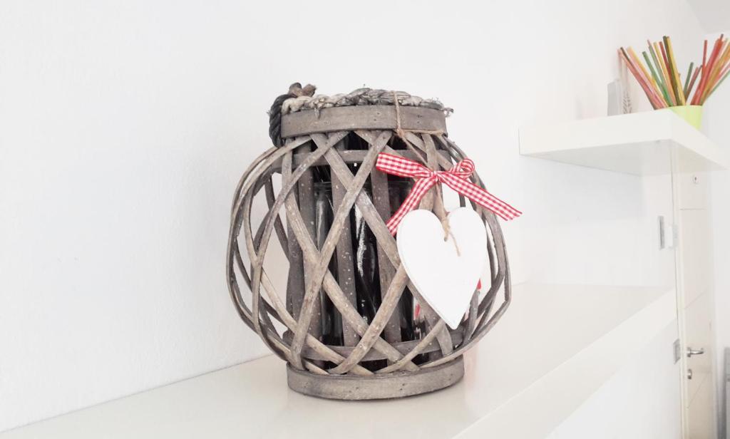 リミニにあるMamma Casa Superior Vanigliaの赤弓壺の花瓶