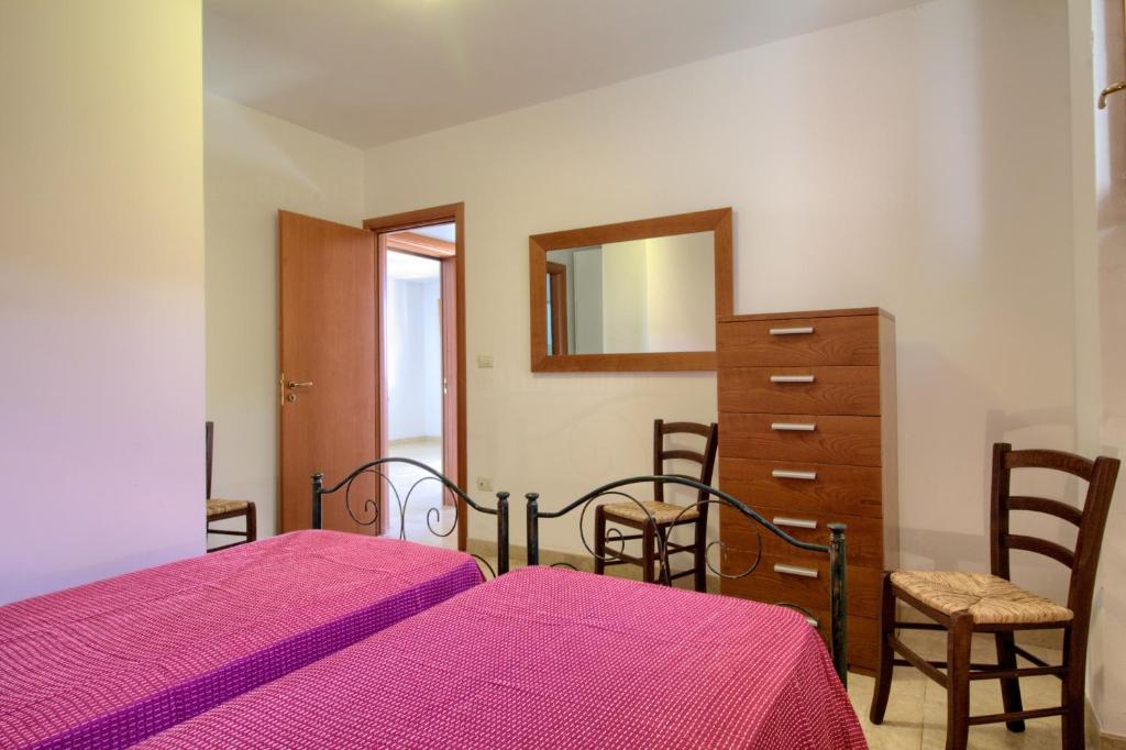 Łóżko lub łóżka w pokoju w obiekcie Case Vacanze San Gregorio by LoveSud