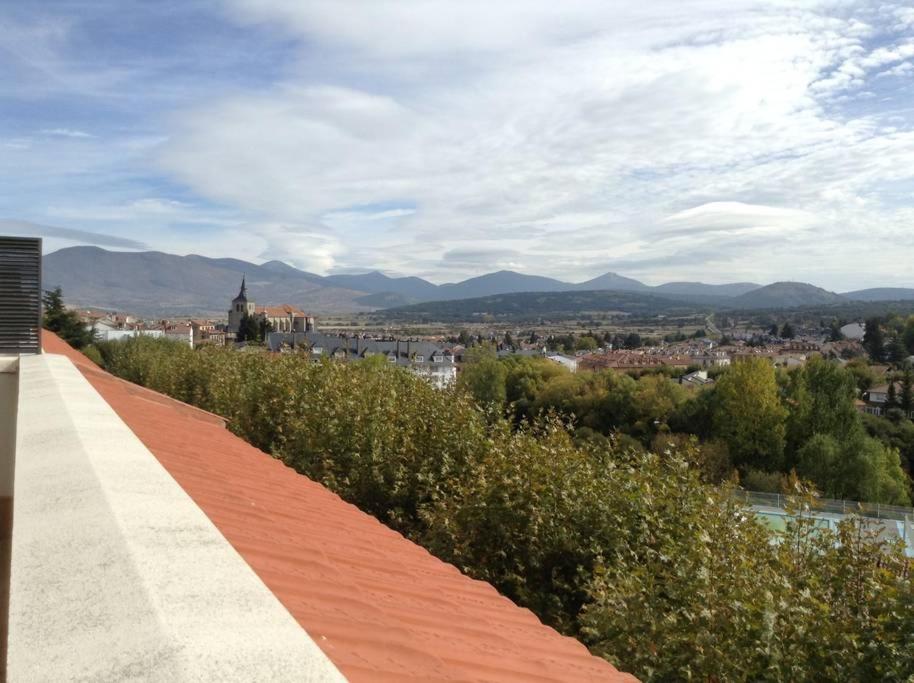 エル・エスピナルにあるPiso centrico en El Espinarの屋根から市街の景色を望む