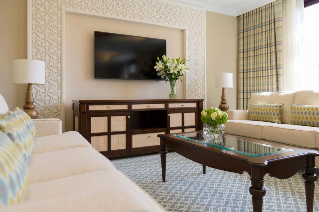 TV a/nebo společenská místnost v ubytování Al Najada Doha Hotel by Tivoli