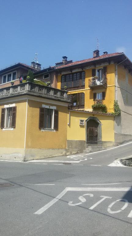a yellow building on the side of a street at B&B IL TERRAZZO in Pollone