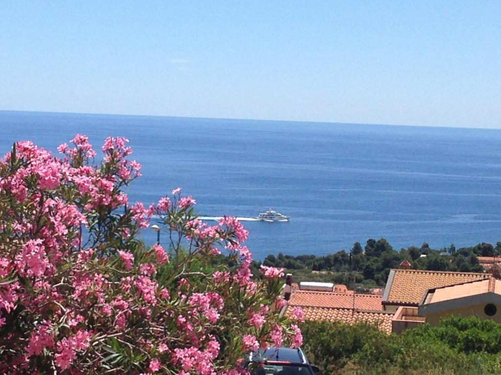 カーラゴノネにあるAppartamento IGNIS Cala Gononeの遠くから船を見渡せる海
