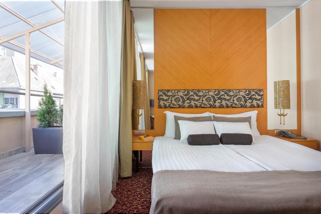 Postel nebo postele na pokoji v ubytování Marmara Hotel Budapest