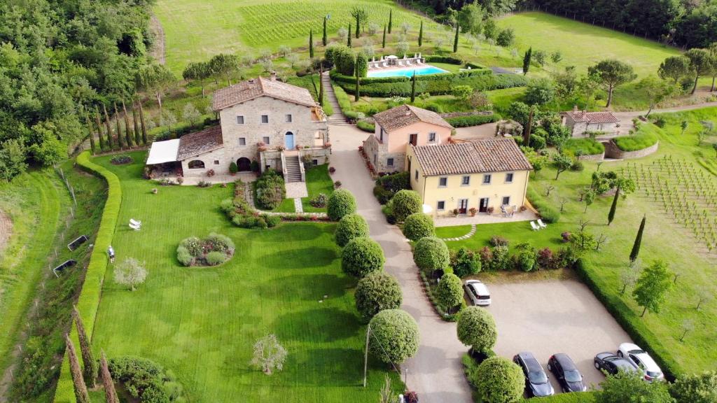 an aerial view of a house with a yard at Casa Portagioia in Castiglion Fiorentino