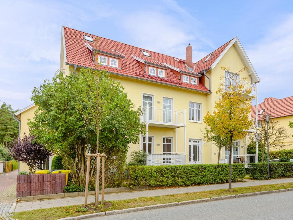 キュールングスボルンにあるFerienwohnung in Kühlungsborn - D 130.066の赤屋根の大黄色い家
