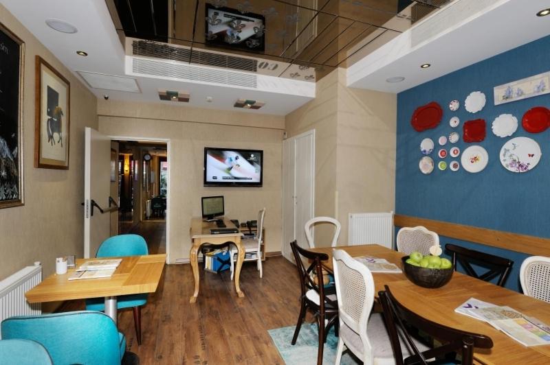 a dining room with a table and chairs at Collage Taksim Hotel in Istanbul