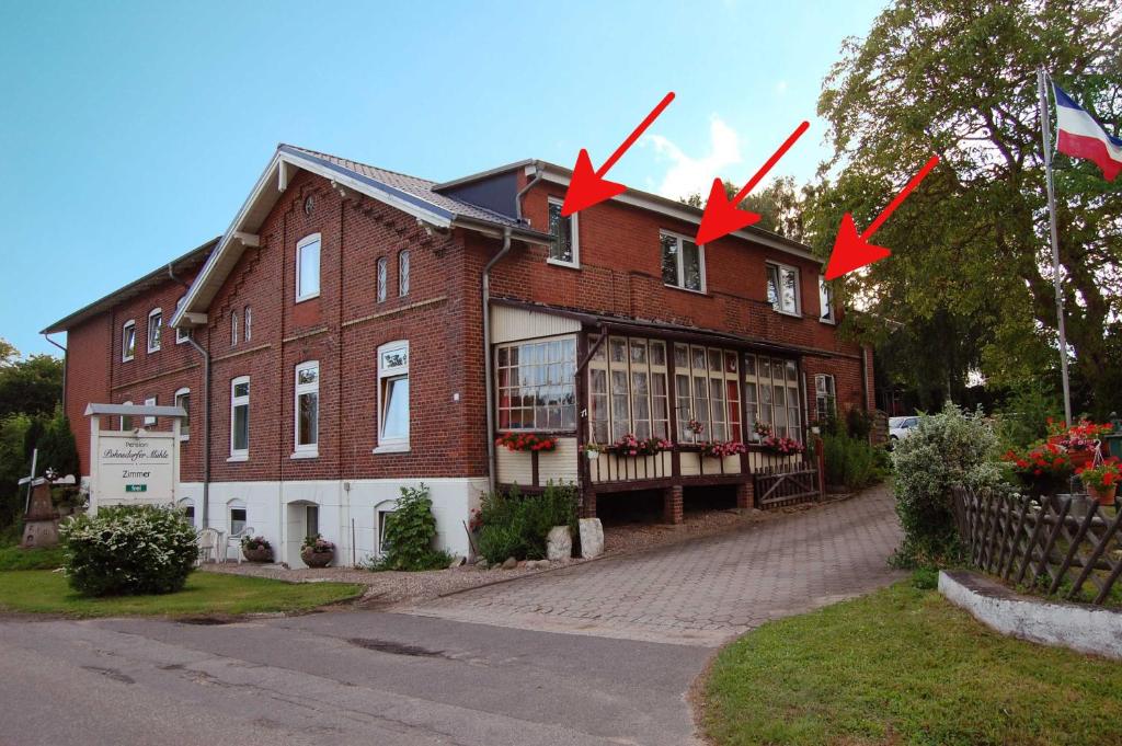 ジールクスドルフにあるFerienwohnung Pohnsdorfer Muehleの赤矢の家