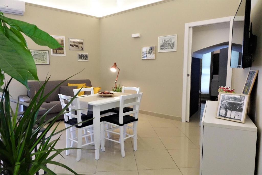 カターニアにあるGiader's house - Sicily free parkingのリビングルーム(白いテーブル、椅子付)