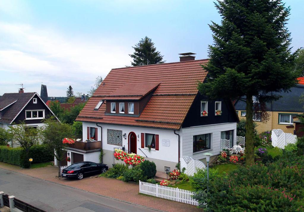 ブラウンラーゲにあるFerienidyllの赤屋根の大白屋敷