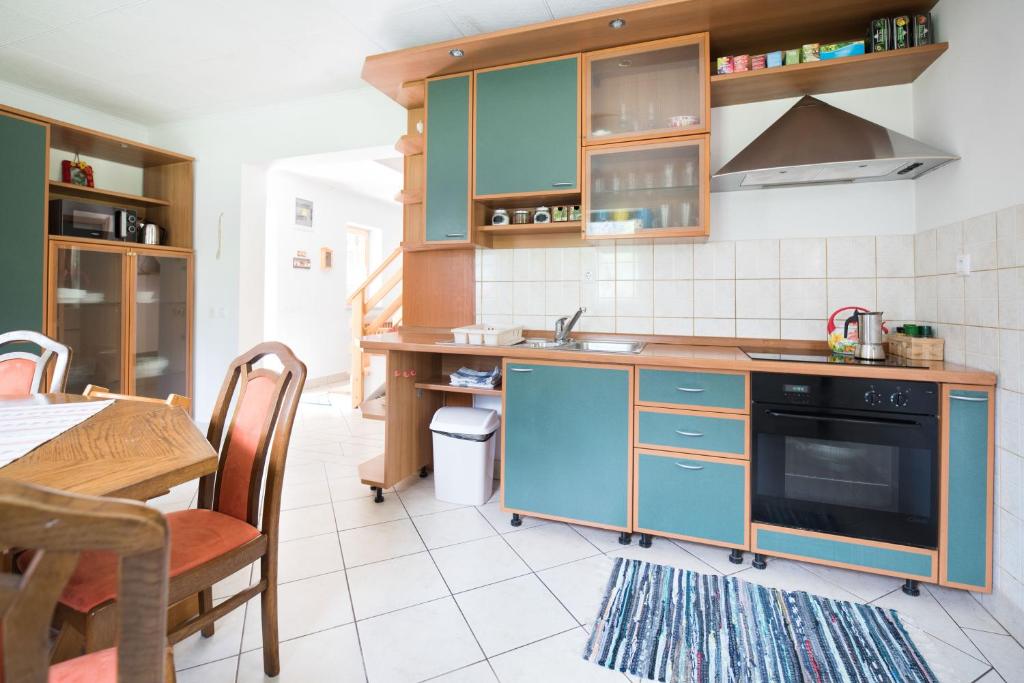 Kuchyň nebo kuchyňský kout v ubytování Yellow house