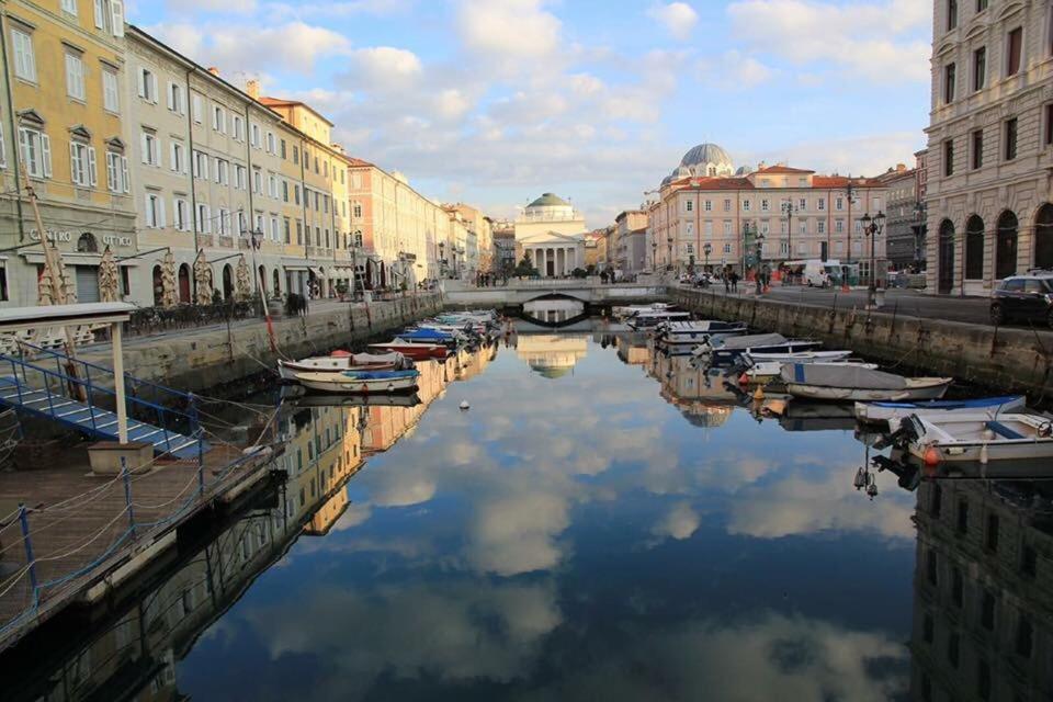 Výhled na řeku, která protéká v blízkosti hotelu