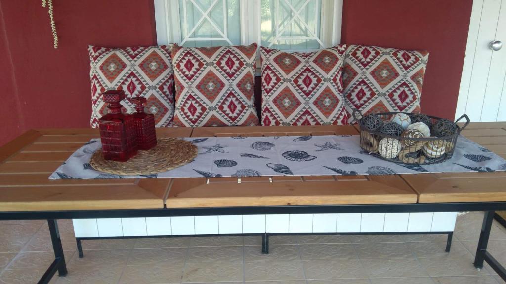 una mesa con algunas cestas encima de un sofá en Olive garden guest house, en Kyparissia