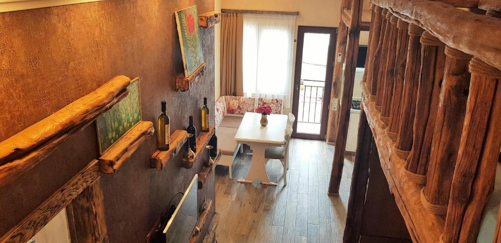 salon ze stołem, kanapą i stołem w obiekcie Archie's Apartment in Old Town w mieście Batumi