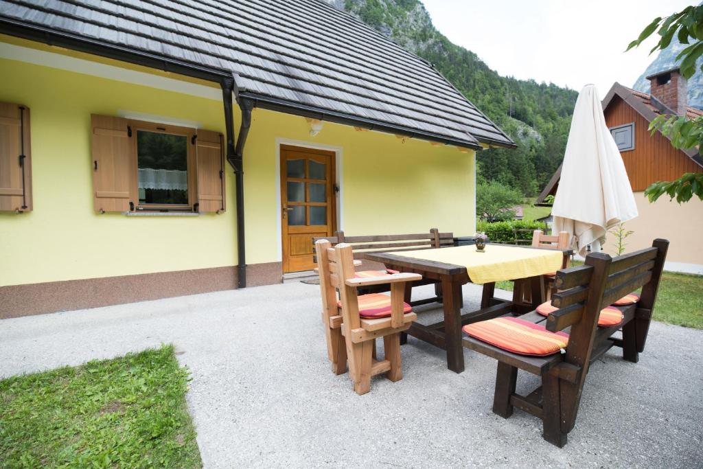 Nespecifikovaný výhled na hory nebo výhled na hory při pohledu z prázdninového domu