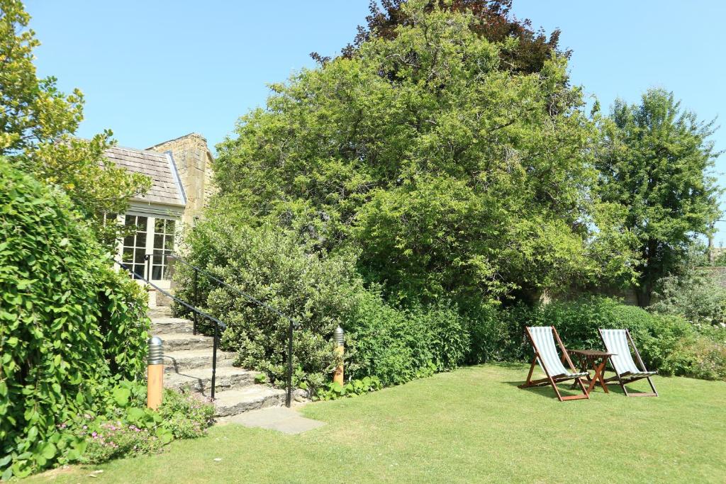 Um jardim no exterior de The Bay Tree Hotel