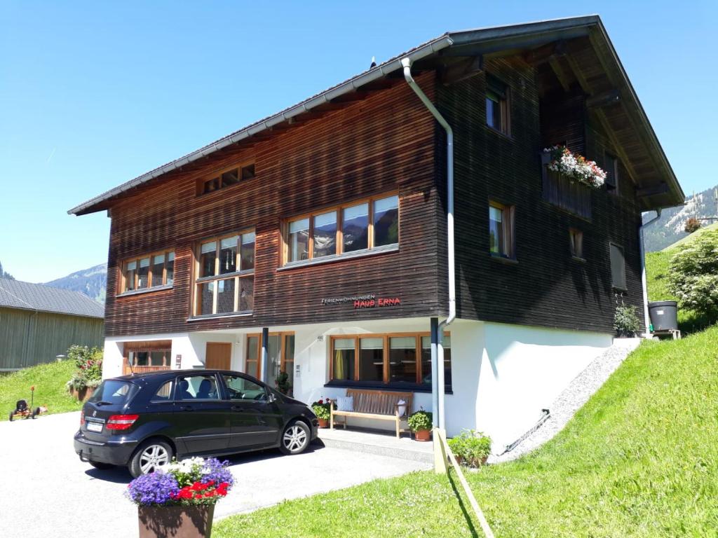 dom z samochodem zaparkowanym przed nim w obiekcie Haus Erna Schoppernau w mieście Schoppernau